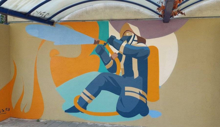 Un pompier coloré au lieu de murs gris peints en aérosol.  L'arrêt des transports publics de Bedřichová vient d'être décoré d'une œuvre d'art