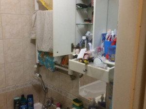 Dříve klidná lokalita, teď se tu bojíme, říká žena z Jihlavy. Podívejte se na její byt po nezvané návštěvě zloděje