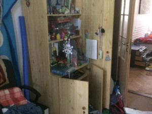 Dříve klidná lokalita, teď se tu bojíme, říká žena z Jihlavy. Podívejte se na její byt po nezvané návštěvě zloděje