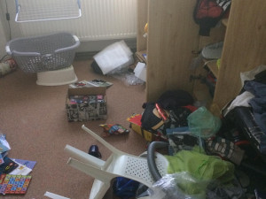 Dříve klidná lokalita, teď se tu bojíme, říká žena z Jihlavy. Podívejte se na její byt po nezvané návštěvě zloděje