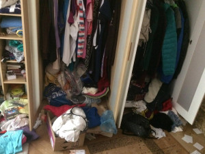 Dříve klidná lokalita, teď se tu bojíme, říká žena z Jihlavy. Podívejte se na její byt po nezvané návštěvě zloděje