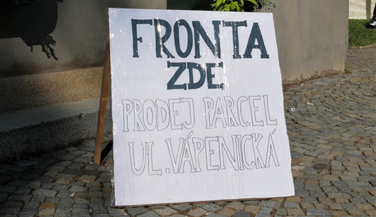 Radnice ve Žďáru registruje zájemce o 27 parcel. Ve frontě jsme našli nové kamarády, říká vůbec první čekající
