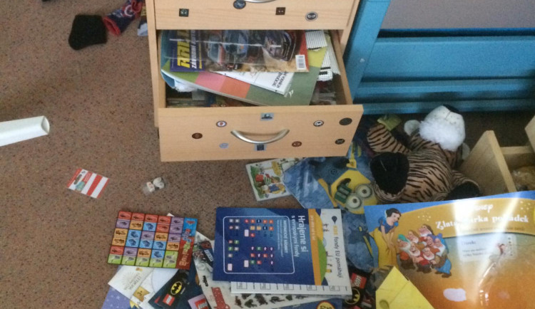 Dříve klidná lokalita, teď se tu bojíme, říká žena z Jihlavy. Podívejte se na její byt po nezvané návštěvě zloděje