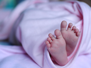 V třebíčském babyboxu našli dnes narozenou holčičku. Dostala jméno Elizabeth, na počest britské královny