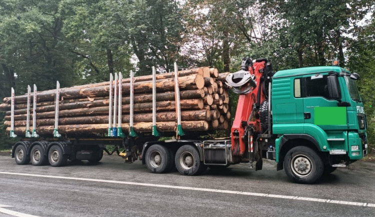 Řidič převážející dřevo na I/38 odmítl kontrolní vážení. Od policistů dostal stotisícovou pokutu