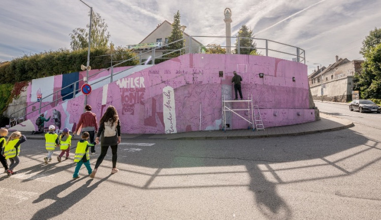 Francouzský umělec v Jihlavě již pracuje na zdi Gustava Mahlera. Dílo dokončí do dvou týdnů