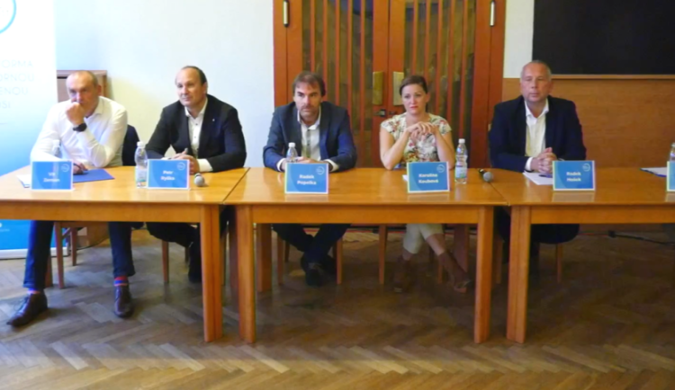 Kandidáti na primátora Jihlavy debatovali o čistotě, bezpečnosti i Horácké aréně