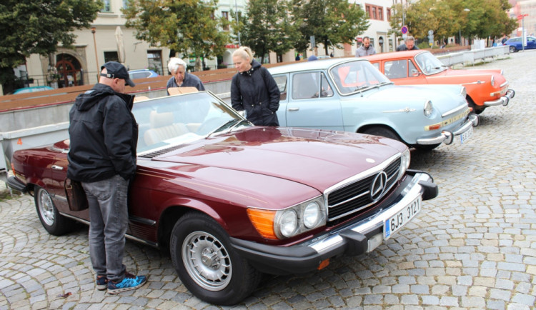 Jihlavou projely veterány. Garáž mám větší než bydlení, říká závodník a majitel šesti vozů Zbyněk Pavlů