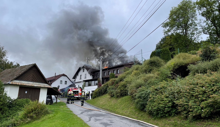 FOTO: V Daňkovicích hoří penzion. Byl vyhlášen třetí stupeň požárního poplachu