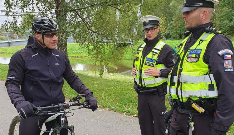 Policisté v Jihlavě kontrolovali cyklisty i uživatele koloběžek. Za jakých podmínek smí na silnici?