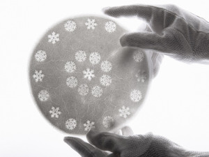 Vědci vytvořili skleněnou porézní plastelínu. Využití najde nejen v designu interiéru