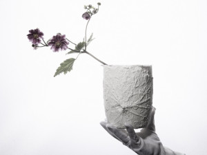 Vědci vytvořili skleněnou porézní plastelínu. Využití najde nejen v designu interiéru