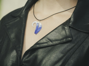 Vědci vytvořili skleněnou porézní plastelínu. Využití najde nejen v designu interiéru