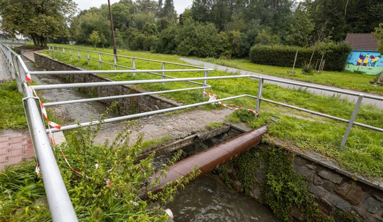 Lávku přes Koželužský potok čeká bourání. Je v dezolátním stavu a nebezpečná pro kolemjdoucí