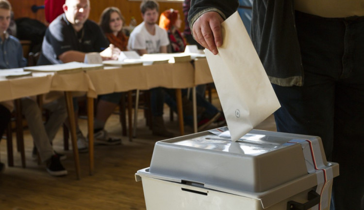 VOLBY 2022: Lidé sázejí na volby. Podívejte se, kdo je favorit podle bookmakerů
