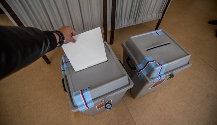 VOLBY 2022: Volební místnosti se otevřely. Lidé začali vybírat zastupitele a senátory