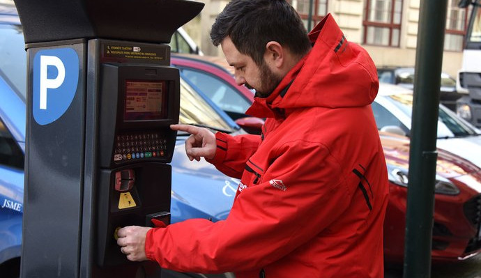 Velké změny v parkování. Nové automaty umožní platbu kartou i zadávání registračních značek