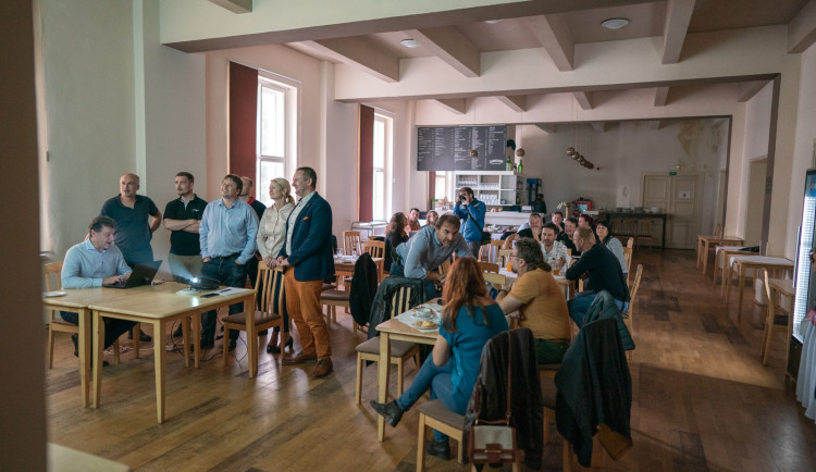 VOLBY 2022: Kandidáti se sešli ve svých štábech v Jihlavě. Všichni napjatě sledují výsledky