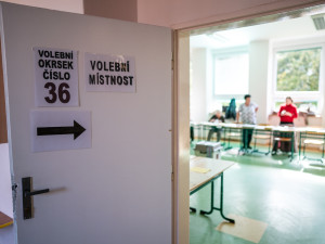 VOLBY 2022: Sčítání hlasů začalo. Volební místnosti se úderem druhé hodiny uzavřely