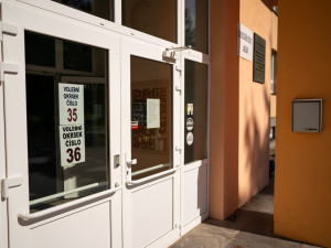 VOLBY 2022: Sčítání hlasů začalo. Volební místnosti se úderem druhé hodiny uzavřely