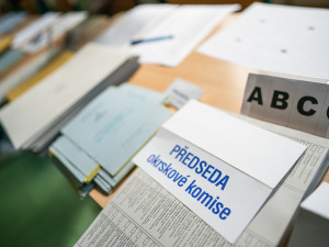 VOLBY 2022: Sčítání hlasů začalo. Volební místnosti se úderem druhé hodiny uzavřely