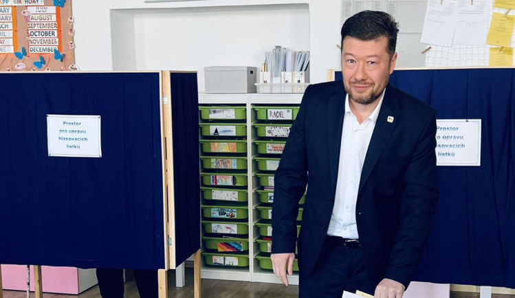 Odvoleno, radoval se Okamura. Omylem dal hlas TOP 09