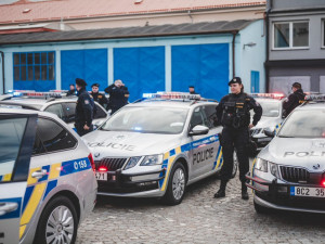 Žena v Jihlavě přes balkon vlezla do sousedního bytu. Sousedé ji vykázali a zavolali policii