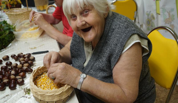 Senioři v Jihlavě mají aktivní podzim. Pečou z jablek, sbírají brambory, v plánu je i setí obilí