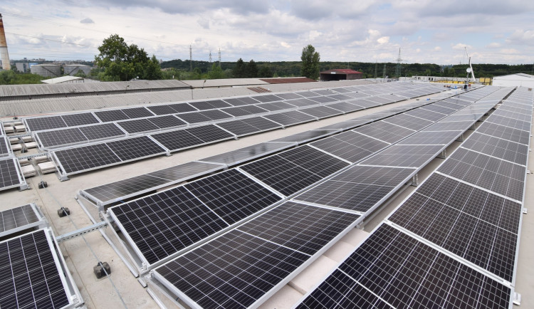 Vysočina zvažuje osazení fotovoltaických panelů na střechách škol a nemocnic, chce využít dotace