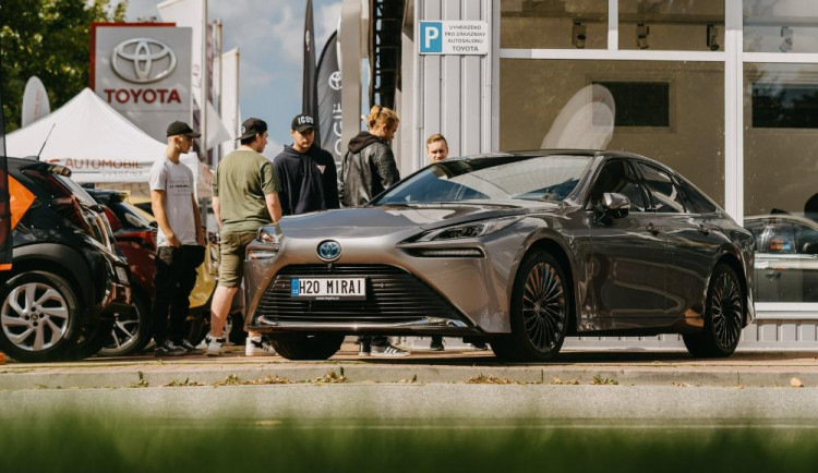 V Jihlavě lidé poprvé otestovali vodíkové auto, jízdu v něm si vyzkoušely desítky zájemců