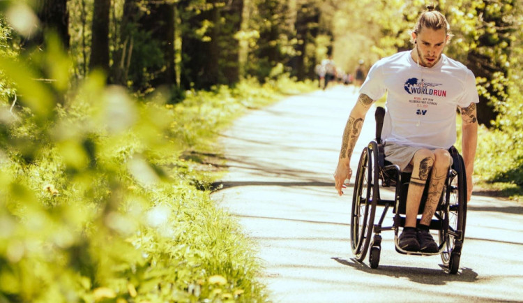Pokud vozíčkář vede život aktivně, až tak velké rozdíly oproti zdravým lidem nejsou, říká reprezentant Ivan Nestával