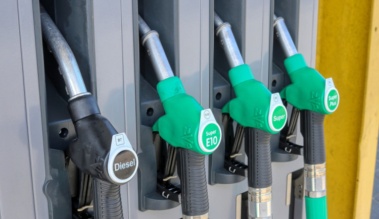 Ceny paliv v ČR klesají, benzin je nejlevnější od začátku války. Za kolik teď natankujeme na Vysočině?