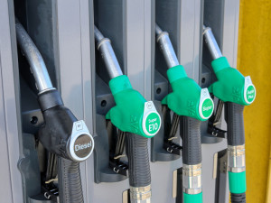 Ceny paliv v ČR klesají, benzin je nejlevnější od začátku války. Za kolik teď natankujeme na Vysočině?