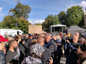 VIDEO: Nagyovou na předvolebním mítinku doprovázel Babiš. Zněla kritika vlády, pivo se podávalo zdarma