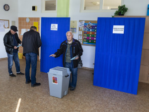 VOLBY 2022: Otevírají se volební místnosti, dnešek rozhodne o složení Senátu. Vystrčil i Nagyová už mají odvoleno
