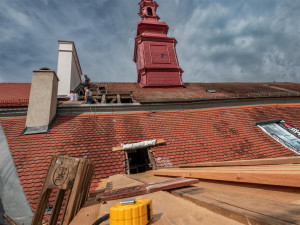 Na radnici v Jihlavě je nová střecha. Zdražení se jí nedotklo, bobrovku zhotovitel nakoupil za loňské ceny