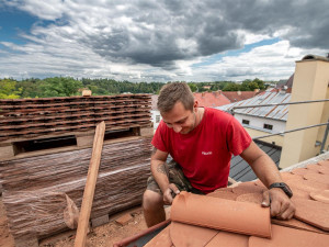 Na radnici v Jihlavě je nová střecha. Zdražení se jí nedotklo, bobrovku zhotovitel nakoupil za loňské ceny
