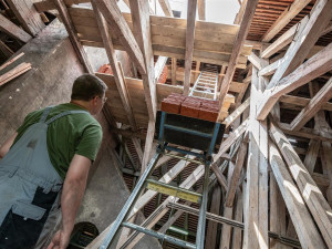 Na radnici v Jihlavě je nová střecha. Zdražení se jí nedotklo, bobrovku zhotovitel nakoupil za loňské ceny