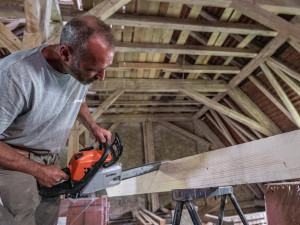 Na radnici v Jihlavě je nová střecha. Zdražení se jí nedotklo, bobrovku zhotovitel nakoupil za loňské ceny