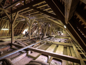 Na radnici v Jihlavě je nová střecha. Zdražení se jí nedotklo, bobrovku zhotovitel nakoupil za loňské ceny