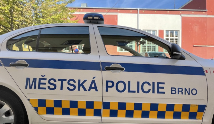 Muž v Brně zamkl v autě zmlácenou přítelkyni. Přestupek, řekli policisté