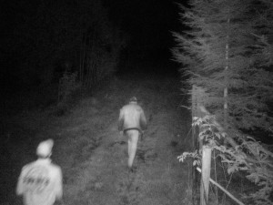 Někdo se vloupal do myslivecké chaty, policie hledá dva muže na fotkách. Nevíte, o koho jde?