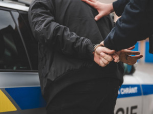 Kradl, vloupal se do bytu, napadl ženu. Policie v Jihlavě zadržela muže se zákazem řízení a pobytu v okrese