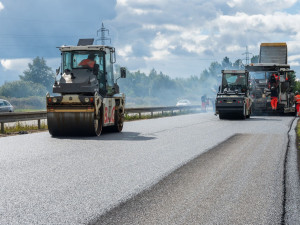 Fotografie z pokládky obrusné vrstvy probíhající v minulém týdnu