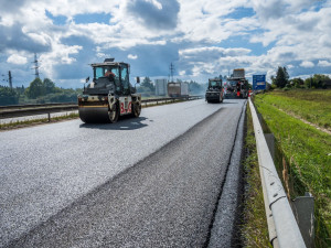 Fotografie z pokládky obrusné vrstvy probíhající v minulém týdnu
