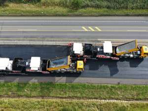 Fotografie z pokládky obrusné vrstvy probíhající v minulém týdnu