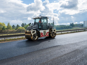 Fotografie z pokládky obrusné vrstvy probíhající v minulém týdnu