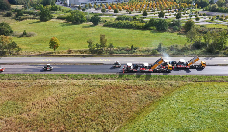 Fotografie z pokládky obrusné vrstvy probíhající v minulém týdnu