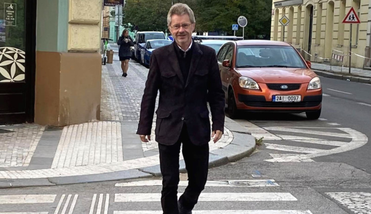 Předseda Senátu Miloš Vystrčil se také dnes zapojil do Papučového dne