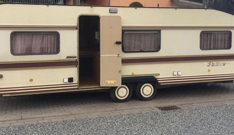 Z parkoviště někdo ukradl karavan, škoda je skoro 200 tisíc korun. Nevíte něco o této krádeži?